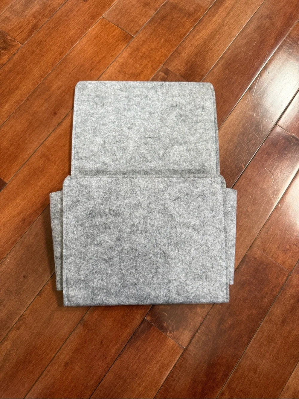 Kikkerland Gray Felt Off the Bed Storage Pocket Bedside Caddy Organizer
